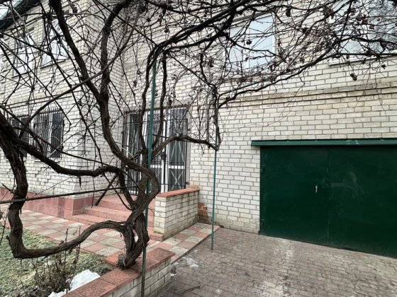 Продам двоповерховий житловий будинок у м. Лозова