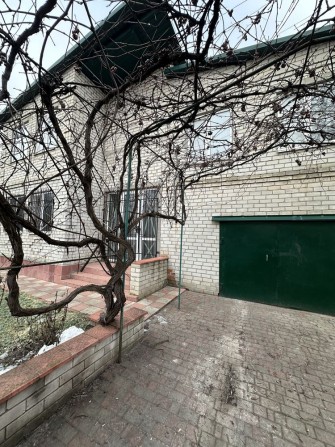 Продам двоповерховий житловий будинок у м. Лозова - фото 1