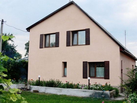 Продам затишний 2-х поверховий будинок в 300 м від річки Миргород