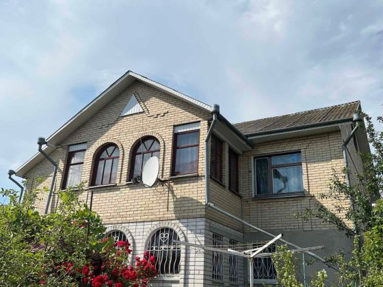 Продається двоповерховий будинок недалеко від центру, м. Ніжин Нежин