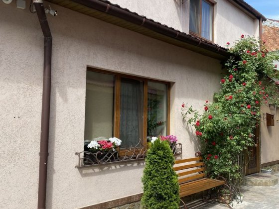 Продається дворівнева квартира з  подвірям в центрі Мукачево