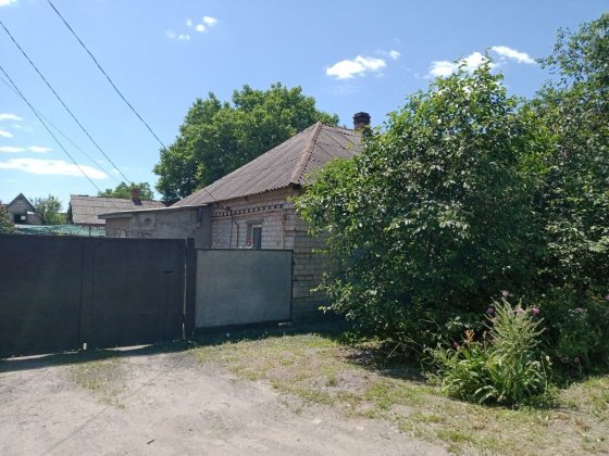 Продам пол дома в центре.