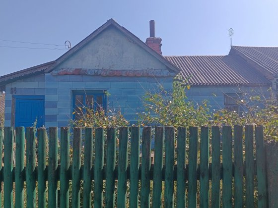 Пів будинку під ремонт в зручному місці Славута