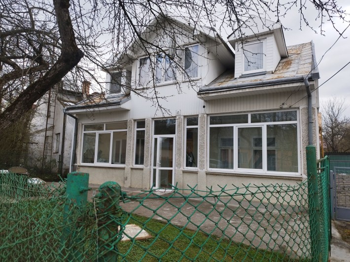 Продам пів будинку з подвір,ям. - фото 1