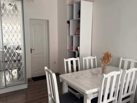 Продається  триповерховий будинок з  приміщенням магазину у Трускавці. Трускавец