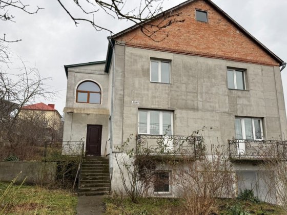 Будинок Південно-Захід є всі комунікації, поряд ставок.ТОРГ 37903 Хмельницький