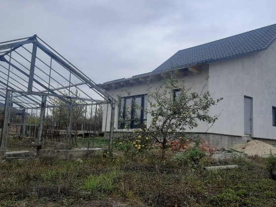 Просторий будинок підключені всі комунікації утеплений, є підвал 32017 Хмельницький