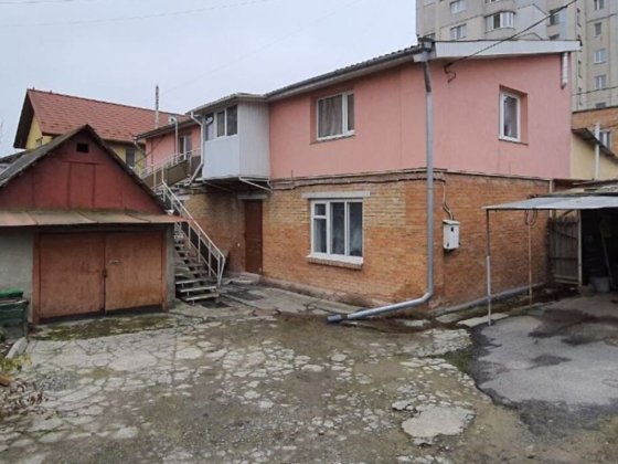 Продам будинок в центрі міста
