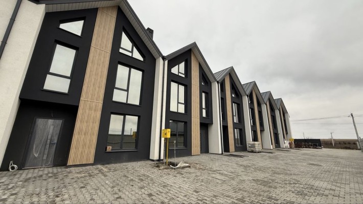 Продаж сучасного таунхауса в районі Озерна - фото 1