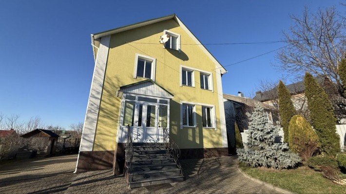 Продаж затишного та просторого будинку в районі Озерна - фото 1