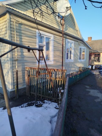Продам будинок в центрі селища - фото 1