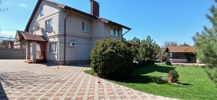 Добротный дом с бассейном. - фото 1