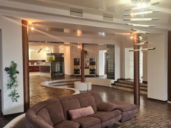 Будинок 538 м² з басейном, біля річки Новоселовка