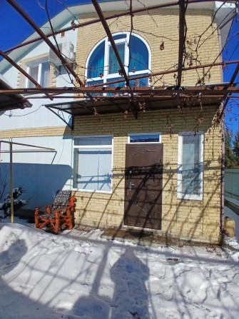 Затишний двоперховий будинок в мальовничому місці - фото 1