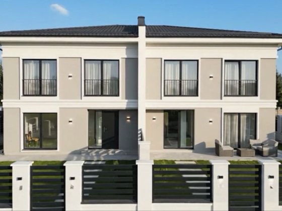 Продається дуплекс , 5 соток землі Сторожница