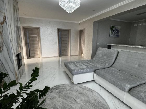 Продається будинок разом з приміщенням для ремонту автомобілів Баранинці