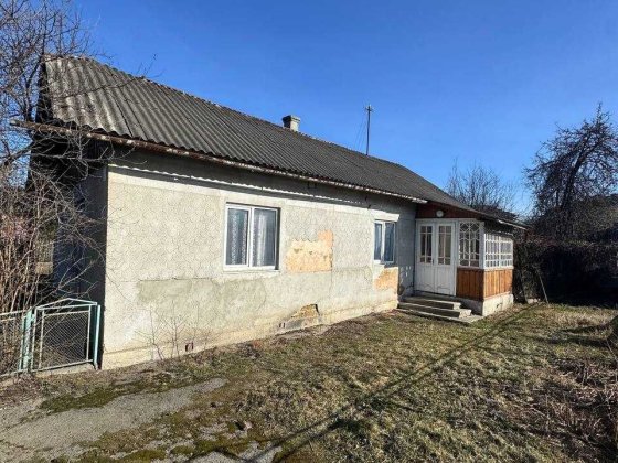 Продаю земельну ділянку  з будинком Криховцы