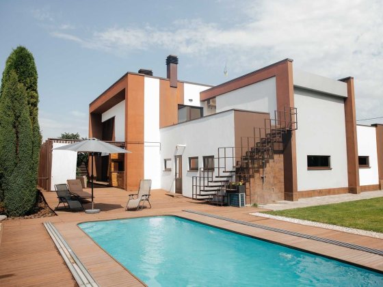 Продаж будинку з басейном та готовим для проживання у Вовчинцях Волчинец