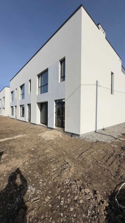 Заний та готовий до ремонту ТАУНХАУС 127 м2 біля ОЗЕРА та Парку - фото 1