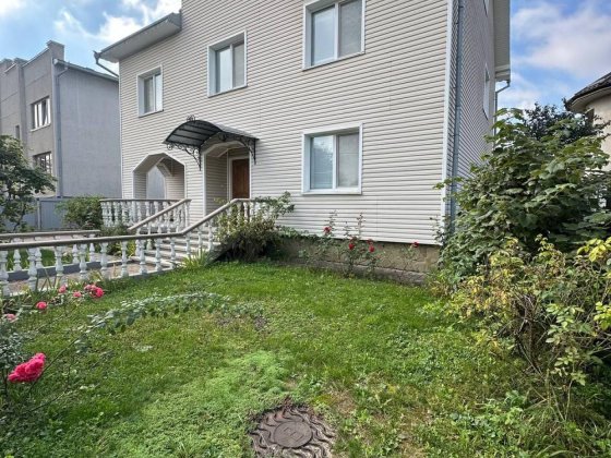 Продам просторий будинок у місті Крихівці