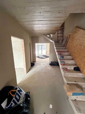 Продаю таунхаус з чорновим ремонтом в с.Крихівці. - фото 1