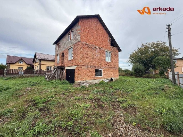 Продається 3-поверховий цегляний будинок у с. Черніїв 205 м²    d - фото 1