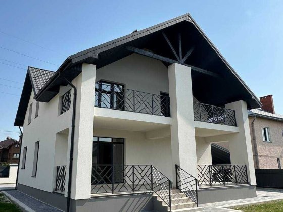 Будинок в передмісті Івано-Франківська Крихівці