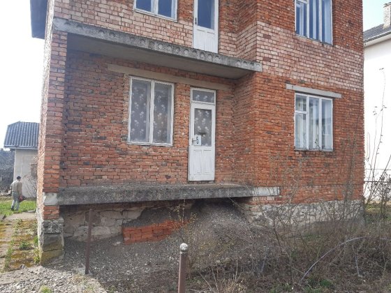 Двоповерховий будинок Тлумач