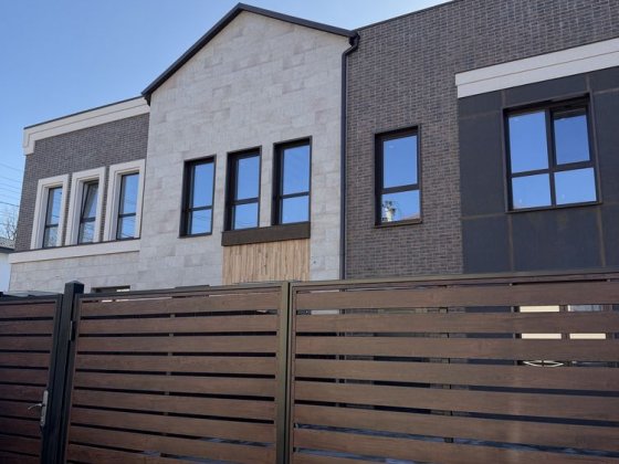 Таунхаус / гарна тиха локація/ газ / інфраструктура у пішому доступі Святопетровское