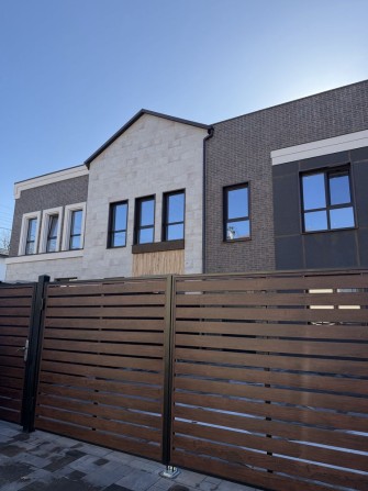 Таунхаус / гарна тиха локація/ газ / інфраструктура у пішому доступі - фото 1