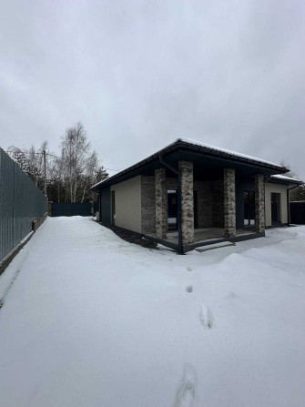 Сучасний будинок з великою терасою та газом. Ділянка 4.3 сотки - фото 1