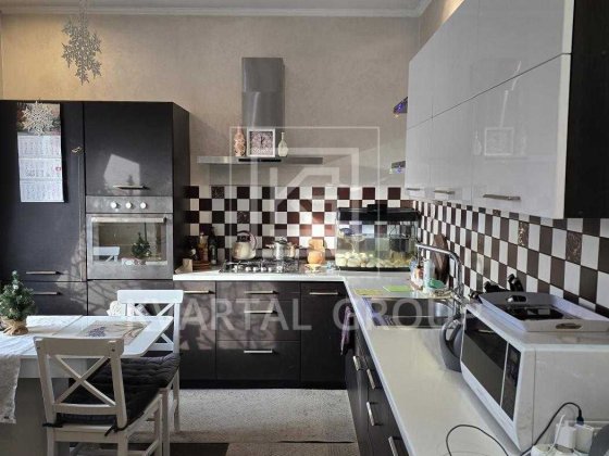 Продам ГАРНИЙ будинок з ремонтом, меблями. Газ. 287м2. Ворзель