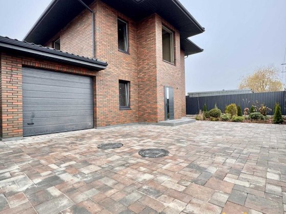 Продаж преміального двоповерхового будинку з гаражем у с. Гатне Гатне