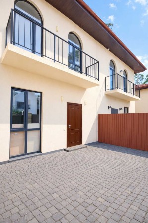 Таунхаус з частковим ремонтом. Сертифікат.  Мінімальне оформлення. - фото 1