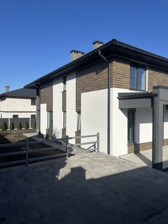 Продажа 2 этажного дома с участком на 6 соток, 197 кв. м, 5 комнат - фото 1