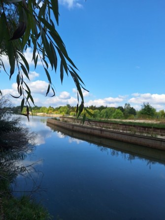 Затишний будинок на березі озера - фото 1