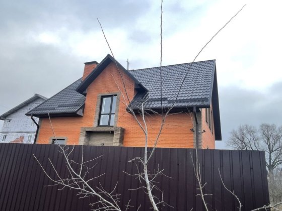 Гнідин. Продаж «ЦЕГЛЯНОГО БУДИНКУ» 144 м.кв. 10 сот.Центр. Сусіди.Газ. Гнідин