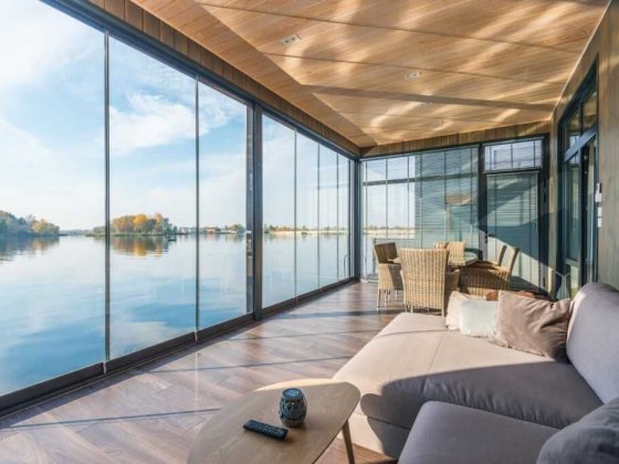 Плавучий будинок на воді – доступний до покупки!