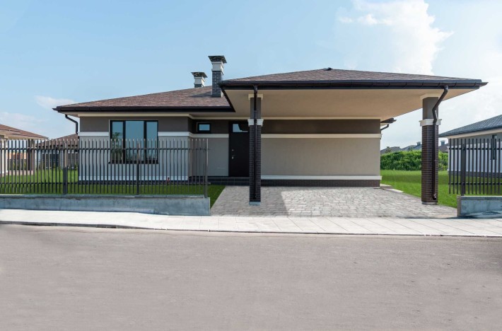 Сучасний одноповерховий будинок в КМ Золоче - фото 1