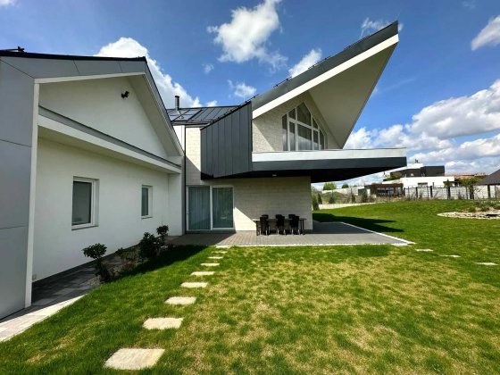 Складне архітектурне рішення міжнародного рівня. Лісники. Лесники