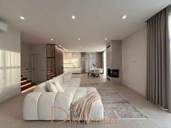 Панорамний High-Tech будинок з басейном біля лісу | $640 000