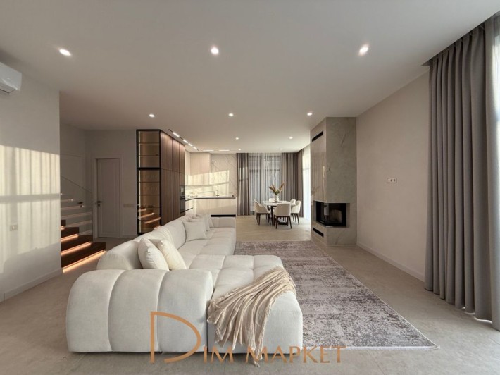 Панорамний High-Tech будинок з басейном біля лісу | $640 000 - фото 1