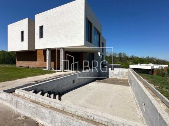 Уникальный дом с бассейном на террасе 74 сотки Лесники без комиссии Лесники