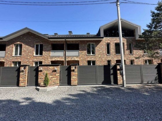 Таунхаус 156 м² з мансардою та власним подвір’ям — поруч із Києвом Стоянка