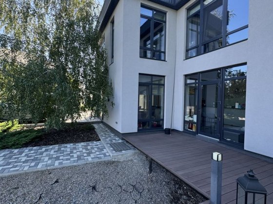 Продаж будинку в Підгірцях з озером і тенісними кортами Підгірці