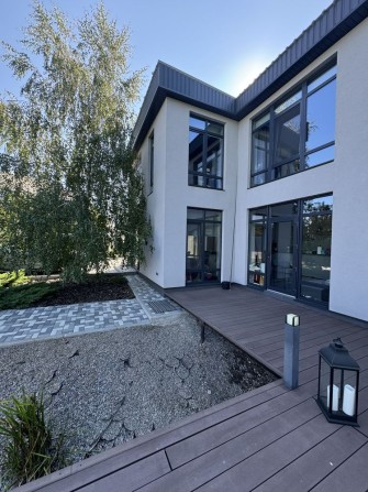 Продаж будинку в Підгірцях з озером і тенісними кортами - фото 1