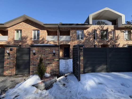 Таунхаус. Стоянка напроти КМ О.Краса Стоянка