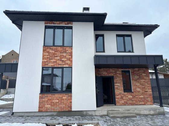 Будинок з якісних матеріалів. Асфальтована дорога. Ділянка простора Стоянка