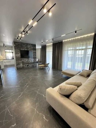 Одноповерховий котедж з новим ремонтом в елітному містечку з охороною! - фото 1