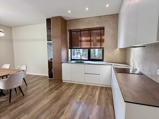 Одноповерховий будинок 206 м² з басейном, 14 соток, КМ, 5 км від Києва